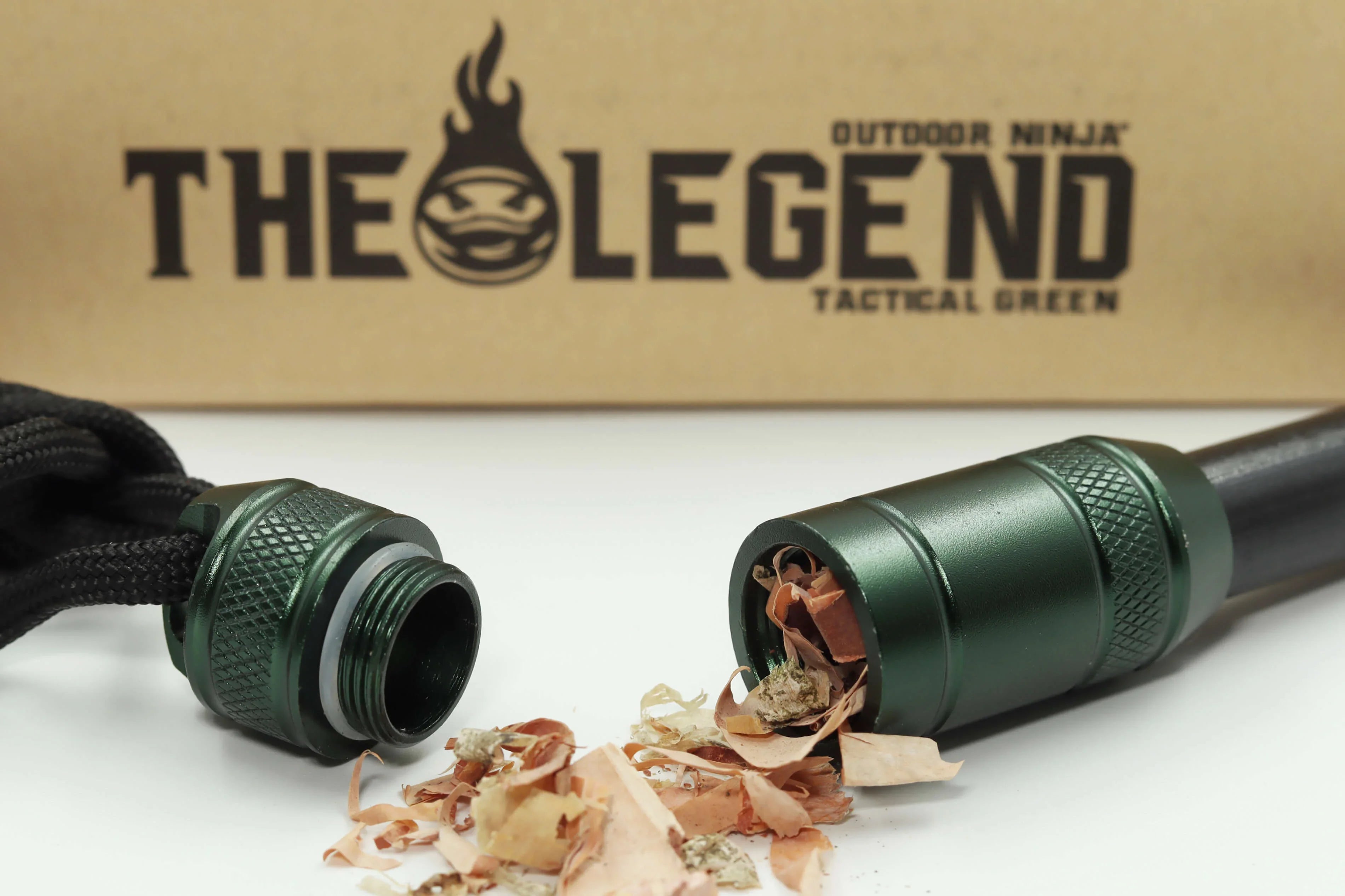 Feuerstahl The Legend Tactical Grün mit Zunderfach, Striker und Paracord Leine Zunderfach offen und Sägespäne drin
