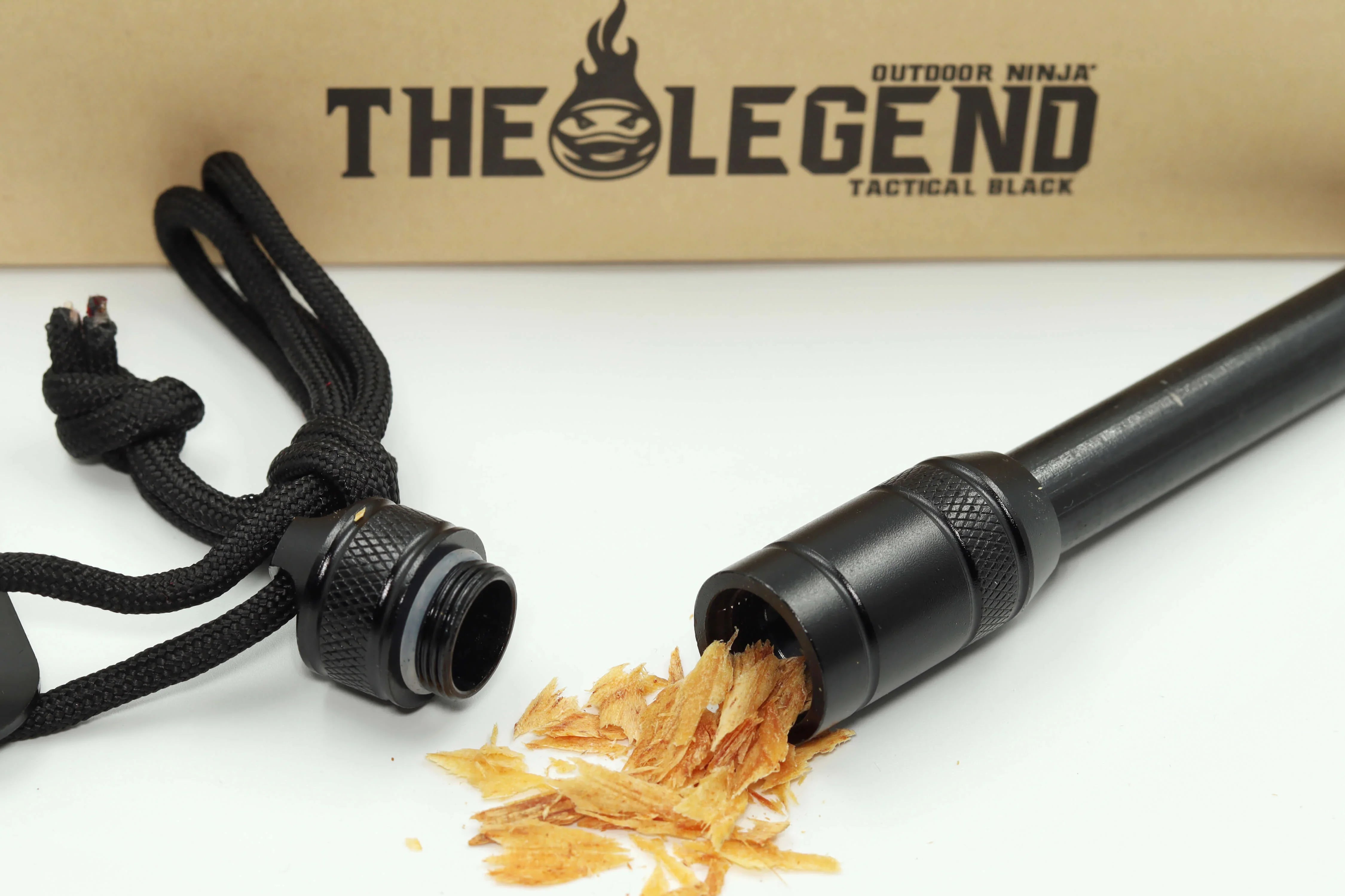 Feuerstahl The Legend Tactical schwarz mit Zunderfach, Striker und Paracord Leine Zunderfach ist offen und Sägespäne sind din