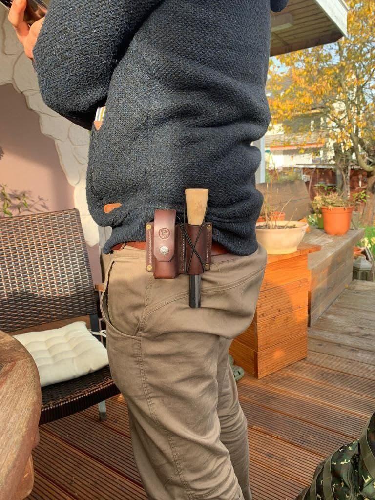 Outdoor Ninja Feuerstahl XXXL The LEgend in einer Gürtelhalterung