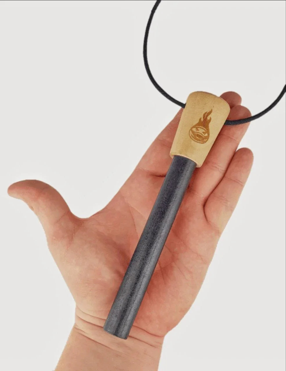 The Legend Feuerstahl XXXL liegt auf einer großen Hand