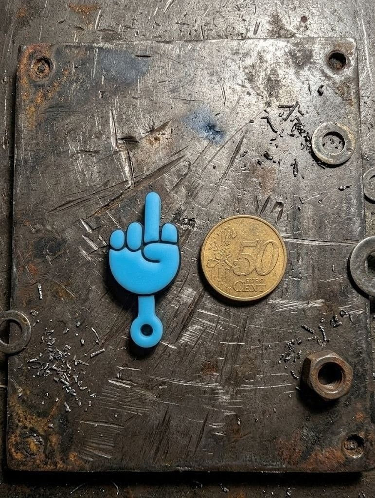 Der Mini-Outdoor-Mittelfinger – Witziges 3D-Druck Gadget für deinen Rucksack