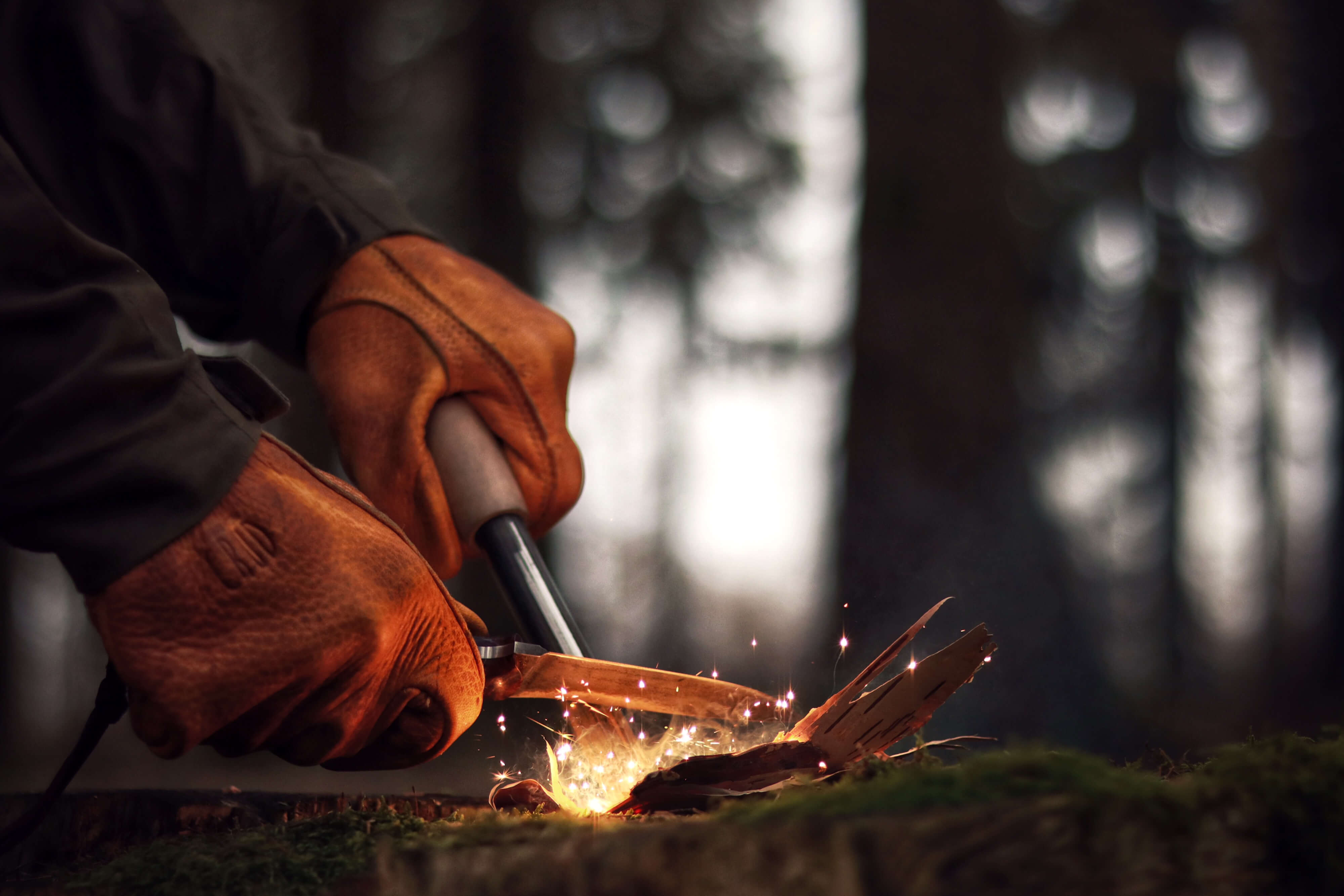 Outdoor Messer im Einsatz mit Feuerstahl - Bushcraft und Survival Gear