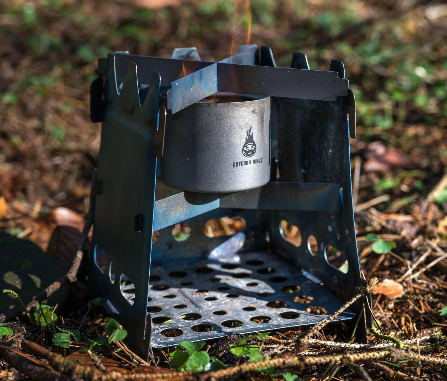 Titan Hobo V2 Pro Holzofen mit Spiritusbrenner Einsatz und Bodenschutzmatte.