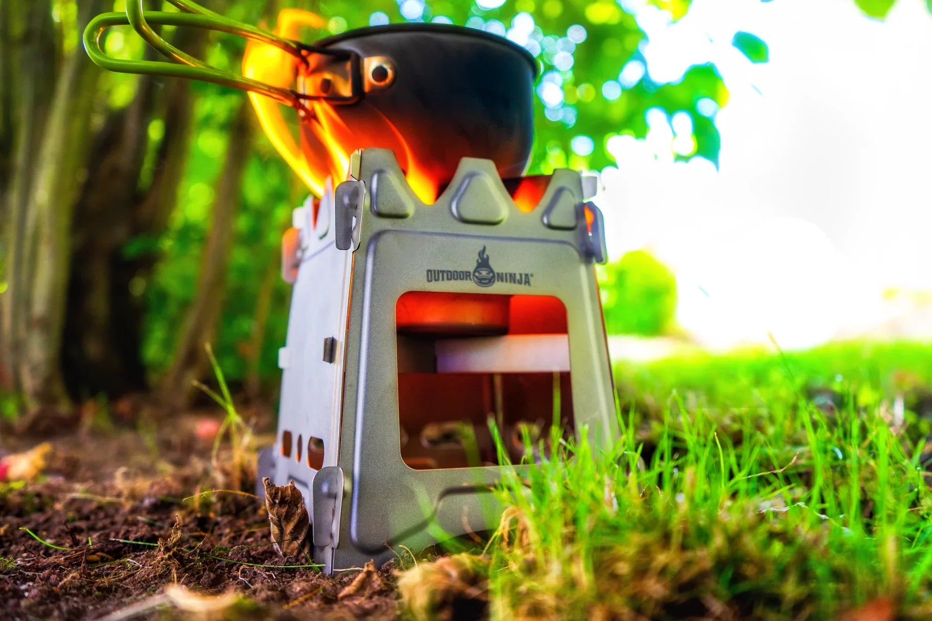 Titan Hobo V2 Pro Holzofen mit Spiritusbrenner Einsatz und Bodenschutzmatte.