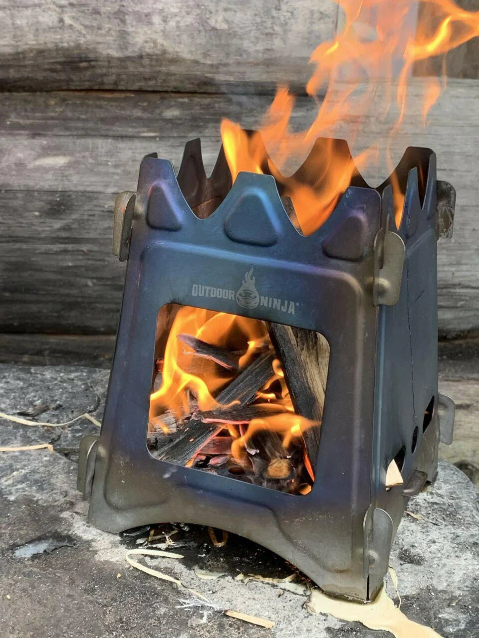 Titan Hobo V2 Pro Holzofen mit Spiritusbrenner Einsatz und Bodenschutzmatte.