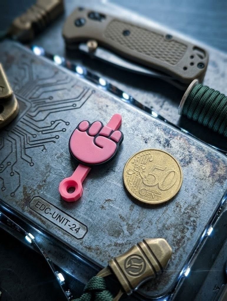 Der Mini-Outdoor-Mittelfinger – Witziges 3D-Druck Gadget für deinen Rucksack