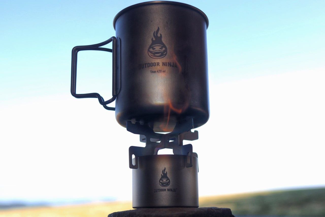 Outdoor Ninja The Burner Mini Titan Spiritusbrenner Ultralight 18g + Topfkreuz und Beutel